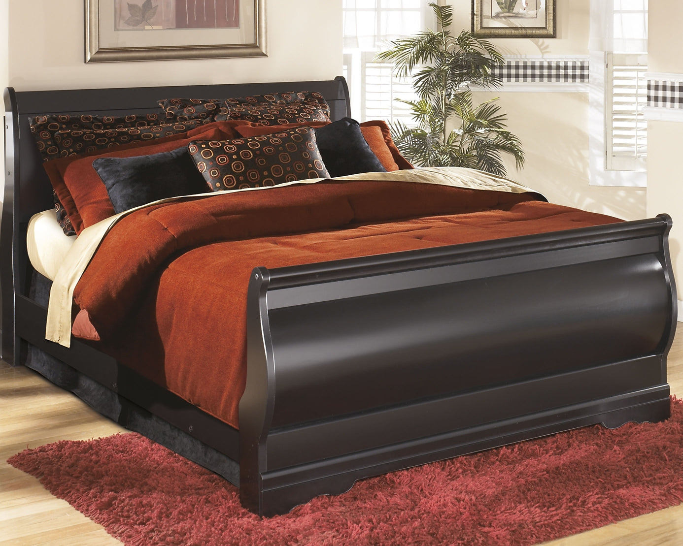 Huey Vineyard  Sleigh Bed With Dresser